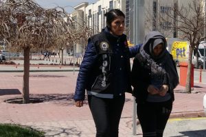Eşi i&ccedil; savaşta &ouml;ld&uuml;kten sonra sevgilisiyle uyuşturucu kuryeliğine başlamış
