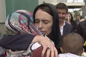 Yeni Zelanda Başbakanı c&uuml;zdanını unutan annenin parasını &ouml;demiş