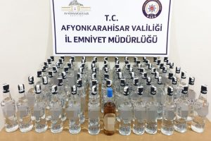 Durdurulan ara&ccedil;ta &ccedil;ok sayıda ka&ccedil;ak i&ccedil;ki ele ge&ccedil;irildi