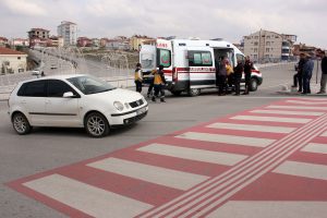 Yaya ge&ccedil;idinde otomobilin &ccedil;arptığı yaşlı adam yaralandı