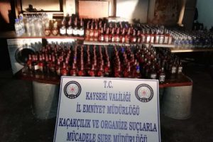 Durdurulan minib&uuml;ste 463 şişe ka&ccedil;ak i&ccedil;ki ele ge&ccedil;irildi
