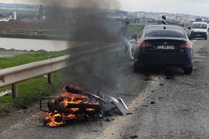 Otomobille &ccedil;arpışan motosikletteki 2 kuzen hayatını kaybetti