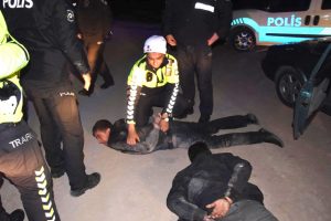 Kovalamaca sonucu yakalanan alkoll&uuml; s&uuml;r&uuml;c&uuml;n&uuml;n ehliyetine daha &ouml;nce el koyulmuş