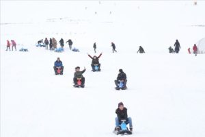 'Nisan karı' Erciyes'teki turizmcilerin y&uuml;z&uuml;n&uuml; g&uuml;ld&uuml;rd&uuml;