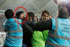 Sahaya giren Manchester City taraftarı utancından polisliği bıraktı