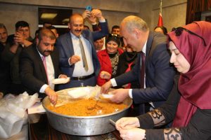 Eşi makamında g&uuml;n yapan vakıf m&uuml;d&uuml;r&uuml; başkan oldu, ilk iş olarak kısır dağıttı