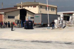 Fabrikaya karton getiren TIR'dan m&uuml;lteciler &ccedil;ıktı