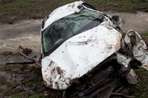 Dere yatağına yuvarlanan otomobilde can verdi