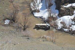 Kamyonet dereye u&ccedil;tu! &Ouml;l&uuml; ve yaralılar var