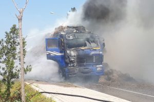 Seyir halindeki saman y&uuml;kl&uuml; tır alev topuna d&ouml;nd&uuml;