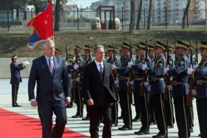 Bakan Akar, Kosova'da askeri t&ouml;renle karşılandı