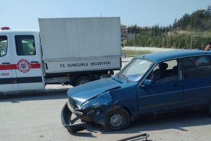 İki otomobil &ccedil;arpıştı: 2 yaralı