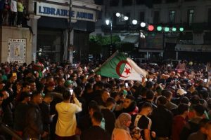 Cezayir'de g&ouml;stericiler Buteflika'nın gitmesinden fazlasını istiyor