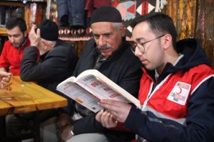 Bekleme alanlarında kitap sevgisi aşılıyorlar