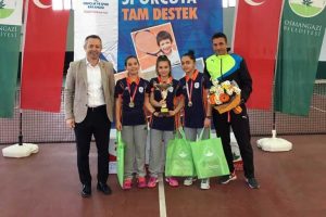 Bursa Osmangazi'de 11 yaş tenis heyecanı sona erdi
