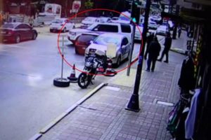 Sokakta aşırı hızlı aracın cipe &ccedil;arptığı anlar kamerada