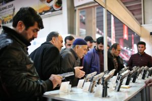 Tarım fuarında silah standına tepki