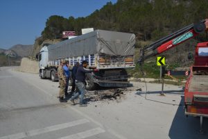Amasya'da otomobil tıra &ccedil;arpıp devrildi: 1 &ouml;l&uuml;