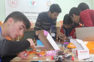 &Ouml;ğrenciler, Robotik yarışmalarına hazırlanıyor