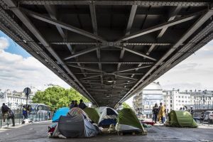 Paris'te d&uuml;zensiz g&ouml;&ccedil;menlere 'tahliye' operasyonu