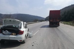 Bursa'da hurdaya d&ouml;nen ara&ccedil;tan sağ &ccedil;ıktı