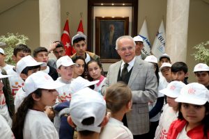 Erzurumlu&nbsp;&ouml;ğrencilerden Bursa Valiliğine ziyaret