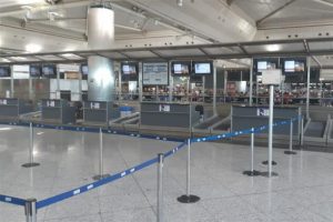 Atat&uuml;rk Havalimanı'nda ofis ve mağazalar kapanmaya başladı