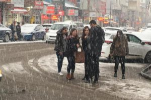 Ardahan'a nisan ayında lapa lapa kar yağdı!