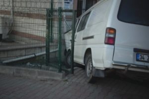 İstanbul'da kamyonet cami duvarına &ccedil;arptı: 3 yaralı