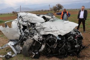TIR ile otomobil &ccedil;arpıştı: 1'i ağır 2 yaralı