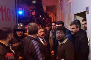 Torunu ve gelini ile bitişik binanın &ccedil;atısına &ccedil;ıkarak yangından kurtuldu