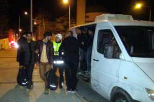 Polisten ka&ccedil;an minib&uuml;ste 21 ka&ccedil;ak yakalandı