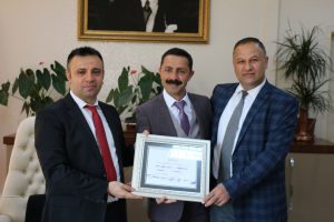 İlk icraatı makam kapısını s&ouml;kt&uuml;rmek oldu