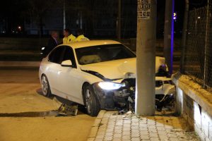 Otomobil elektrik direğine &ccedil;arptı