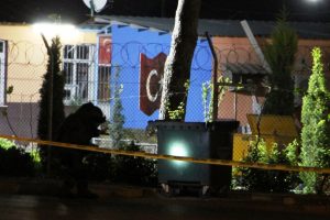 Cezaevi &ouml;n&uuml;ndeki ş&uuml;pheli paket polisi alarma ge&ccedil;irdi