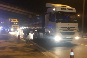 TEM'de 3 ara&ccedil; birbirine girdi: 1'i &ccedil;ocuk 4 yaralı
