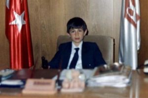23 Nisanda oturduğu koltuğa 32 yıl sonra başkan olarak oturdu