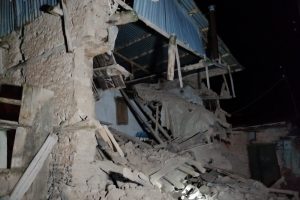 Deprem Doğanbağı k&ouml;y&uuml;nde 5 eve hasar verdi