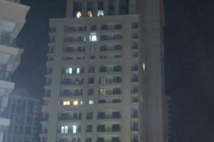 Sitenin kapalı otoparkındaki otomobil yandı