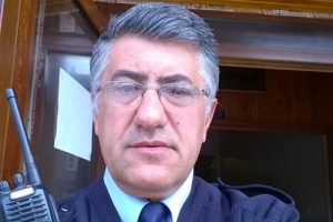 Bisiklet yolunda otomobilin &ccedil;arptığı polis, yaşam m&uuml;cadelesi veriyor