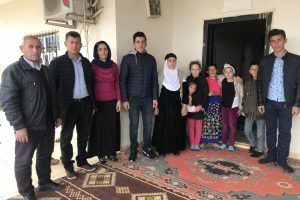 İlk kez oy kullandığı se&ccedil;imde muhtar oldu