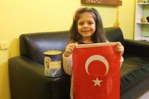 K&uuml;&ccedil;&uuml;k Nevin kocaman y&uuml;reğiyle bakın ne yapıyor