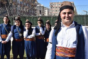 Engellerini halk oyunları ile aşıyorlar