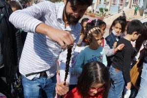 Kanser hastaları i&ccedil;in sa&ccedil;larını bağışladılar