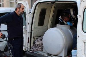 Polisin tavuklarını &ccedil;alan hırsızlar, polise enselendi