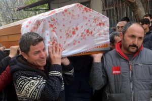 Kızının g&ouml;z&uuml; &ouml;n&uuml;nde &ouml;ld&uuml;r&uuml;lm&uuml;şt&uuml;... G&ouml;zyaşlarıyla toprağa verildi!