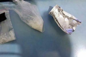 Otomobilde ele ge&ccedil;en uyuşturucuya 3 g&ouml;zaltı