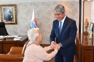Başkan dedekt&ouml;rleri kaldırttı, makam kapısını a&ccedil;tı