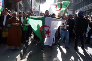 Cezayirliler 'kara d&ouml;nemin' geri d&ouml;nmesinden korkmuyor
