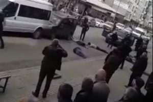 Aracın &ouml;n&uuml;n&uuml; kesip, i&ccedil;indeki 4 kişiyi sopalarla d&ouml;vd&uuml;ler